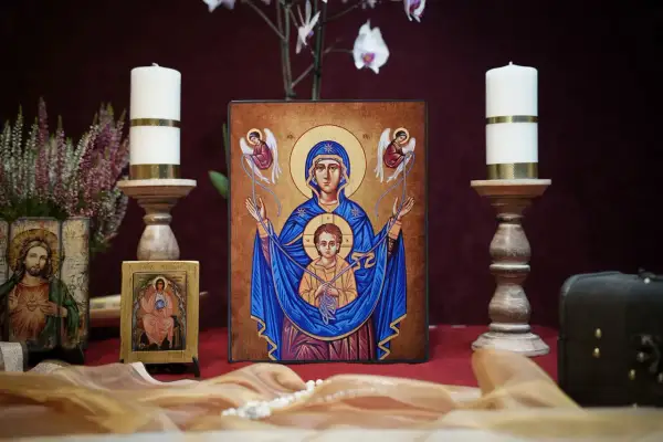 Zachwyt nad sztuką sakralną: ikona Matki Bożej z Dzieciątkiem, świece, kwiaty i inne obrazy. Jak czytać ikonografię?