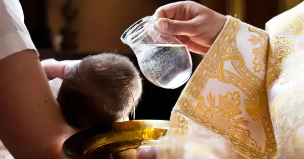 Chrzest niemowlęcia. Dylematy i wyjaśnienia Kościoła dotyczące objawów nieważności chrztu świętego.