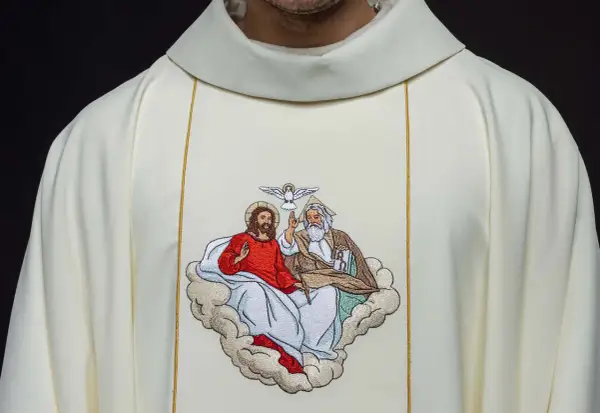 Biała szata z haftem Trójcy Świętej. Pomoc w walce z objawami kryzysu wiary i duchową pustką.