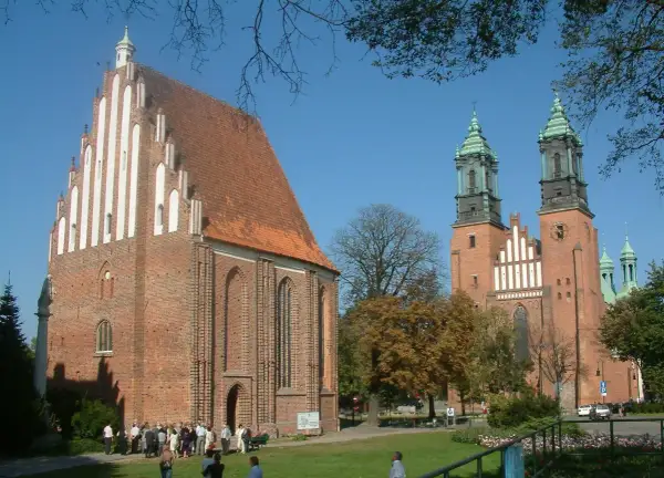Katedra poznańska, jeden z najstarszych nieprzerwanie działających kościołów w Polsce, z charakterystyczną wieżą i ceglaną fasadą.