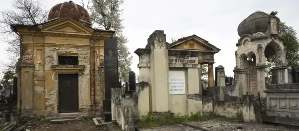 Nagrobek Strauchera i inne zabytkowe mauzolea, które czynią ten cmentarz jednym z najpiękniejszych zabytkowych cmentarzy w Polsce.