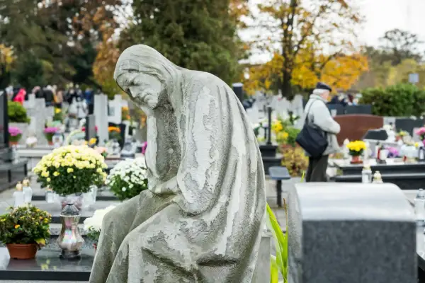 Kamienna figura na cmentarzu. Jak sprawdzić kto jest właścicielem grobu, jakie dokumenty i dysponenci są potrzebni?