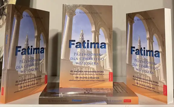 Książka "Fatima. Przewodnik dla czwartego wizjonera" podpowiada, czy warto jechać do Fatimy w rocznicę objawień, uwzględniając logistykę i nocleg.