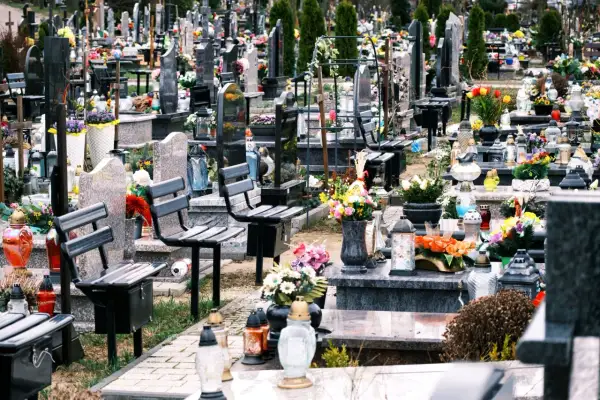 Jak sprzedać miejsce na cmentarzu - poznaj prawne ograniczenia i ryzyka