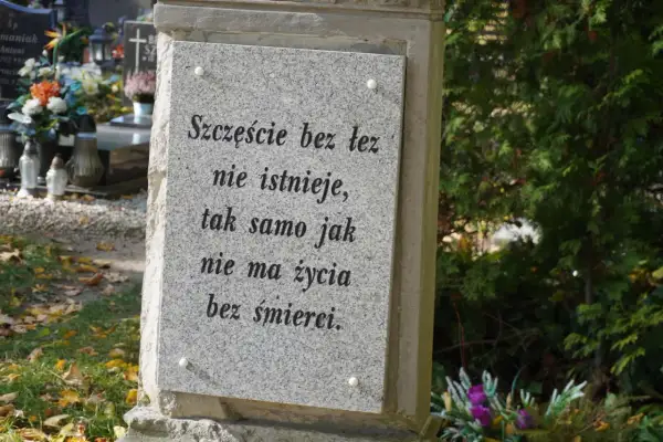 Napis na nagrobku: "Szczęście bez łez nie istnieje, tak samo jak nie ma życia bez śmierci." Czy warto wykupić miejsce na cmentarzu za życia rezerwacja?