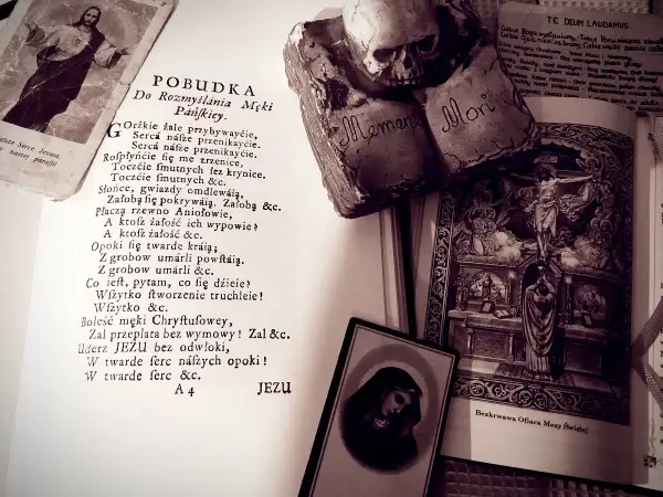 Stary tekst "gorzkie żale" obok czaszki i religijnych ilustracji.
