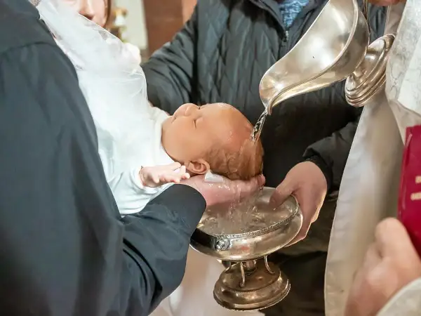 Jak wygląda chrzest w kościele? Poznaj ważne rytuały i zwyczaje