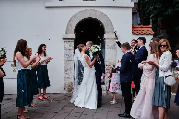 Ślub pary z bańkami mydlanymi. Czy warto brać ślub jednostronny z osobą niewierzącą? Warunki i refleksje.