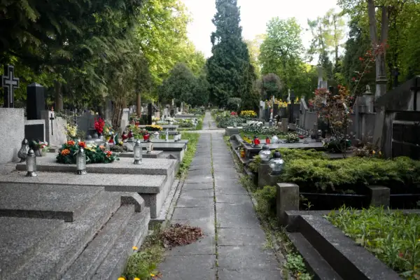 Jak ozdobić pomnik na cmentarzu, by wyrazić szacunek i pamięć