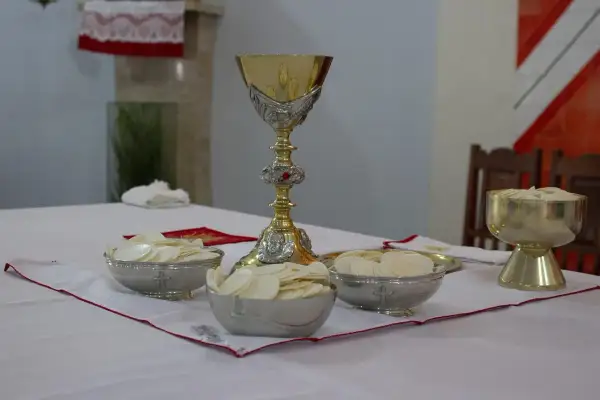 Ołtarz z kielichem i opłatkami. Czy sennik to grzech? Nie, to tylko symbolika.
