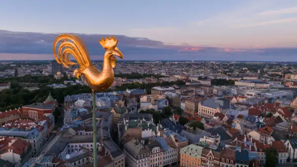 Złoty kogut na wieży kościoła, symbol miasta, góruje nad panoramą. Co oznacza kogut na wieży kościoła? Strażnik miasta.