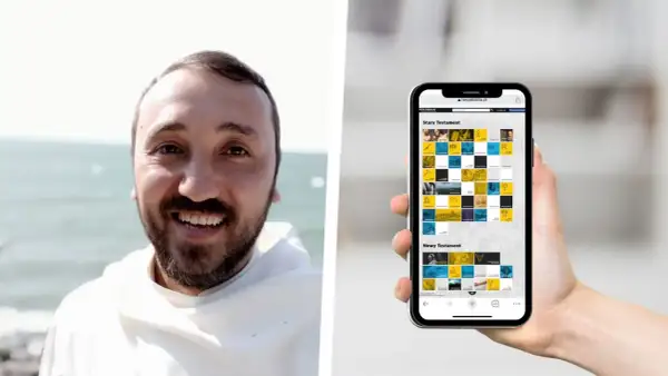 Uśmiechnięty mężczyzna w habicie trzyma smartfon z aplikacją "Niezbędnik katolika czytania na każdy dzień", prezentującą Stary i Nowy Testament.