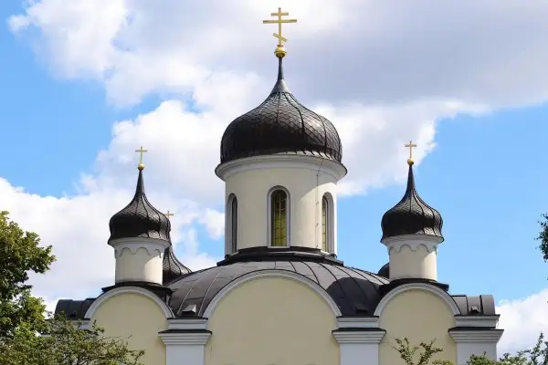 Cerkiew z kopułami i krzyżami, jeden z najciekawszych miejsc świętych w Polsce ukrytych w małych wioskach.