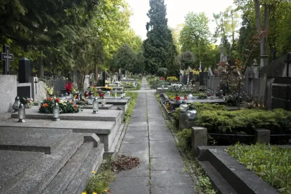 Ile kosztuje przedłużenie miejsca na cmentarzu? Sprawdź ceny i opłaty