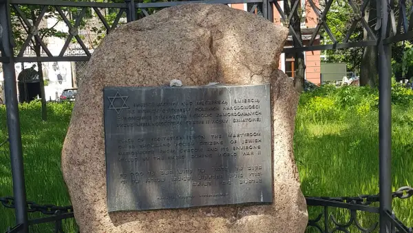 Pomnik upamiętniający ofiary Zagłady. Warto zobaczyć miejsca święte judaizmu w Krakowie i Kazimierzu, jak ten kamień.