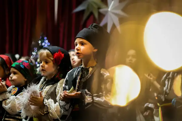 Dzieci w strojach ludowych, przygotowujące się do występu. Czy można słuchać kolęd przed świętami? Tak, już teraz czuć magię świąt!