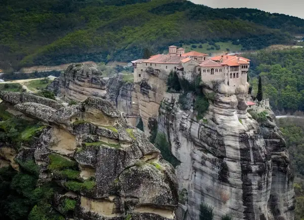 Klasztory Meteory w Grecji na skalnych iglicach. Jak zaplanować wizytę w klasztorach Meteora w Grecji bez tłumów, by podziwiać te cuda natury i architektury.