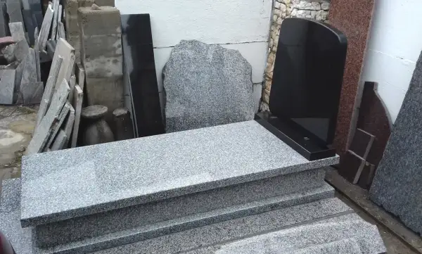 Jak odnowić stary nagrobek z lastryko domowym sposobem? Na zdjęciu nagrobki z lastryko i granitu, gotowe do montażu lub renowacji.