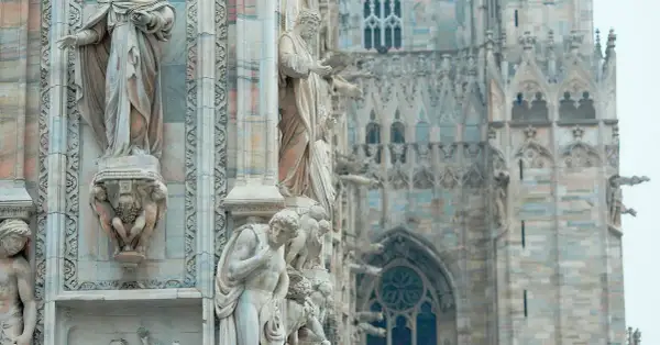 Czym różni się sanktuarium od kościoła? Kluczowe różnice i znaczenie