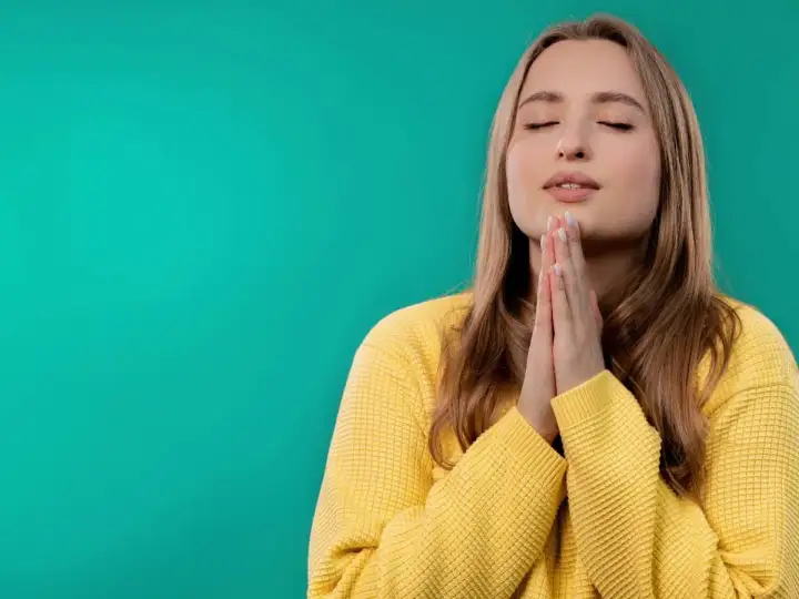 Kobieta z zamkniętymi oczami, dłonie złożone do modlitwy. Może to symbolizować objawy pychy duchowej u osób nadgorliwych religijnie, które w swojej gorliwości zapominają o pokorze.