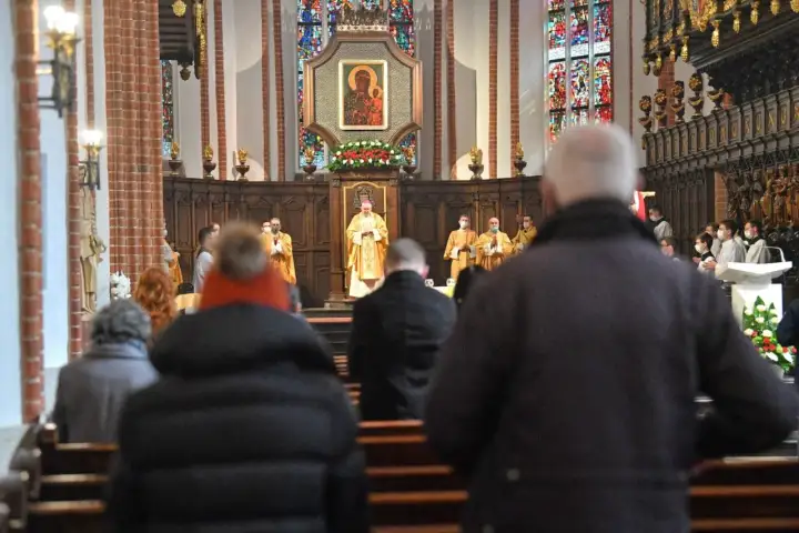 Msza święta w kościele. Jak sprawdzić godziny mszy świętych w obcym mieście aplikacje pomogą Ci znaleźć najbliższy kościół.