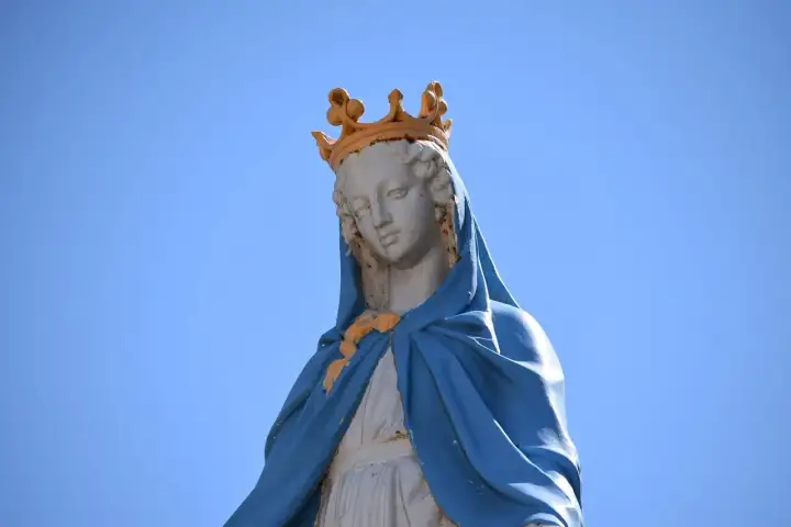 Posąg Matki Boskiej z koroną na głowie. Czy wiara w cuda kłóci się z nauką i racjonalnym myśleniem?